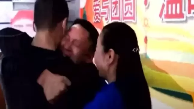 زوجان صينيان يعثران على ابنهما بعد اختطافه منذ 14 عاما .. والنهاية حزينة