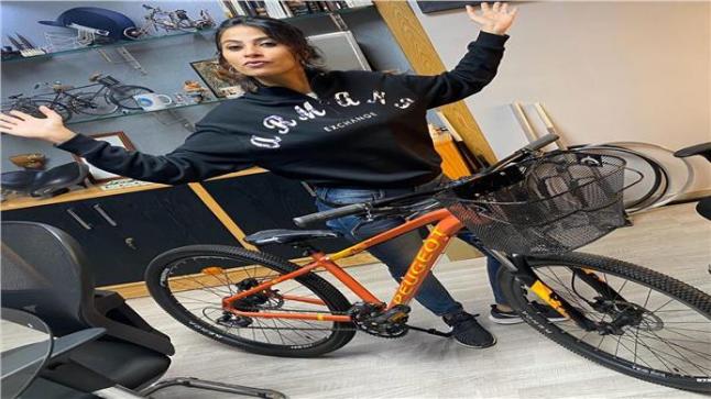 صورة بالدراجة.. روبي تتحدى ملل العزل الصحي بسبب كورونا